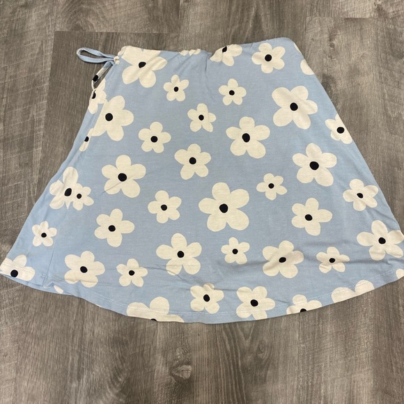 ASOS Designs white and blue flowered skort - Picture 2 of 4